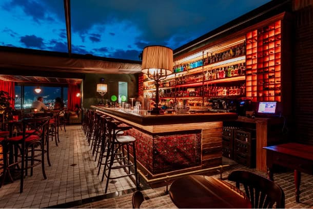 El bar del hotel iluminado por la noche acogedor y elegante.