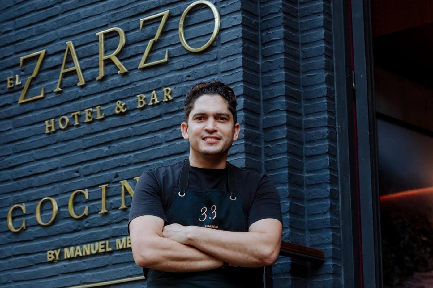 Manuel Mendoza posando en la entrada Hotel El Zarzo