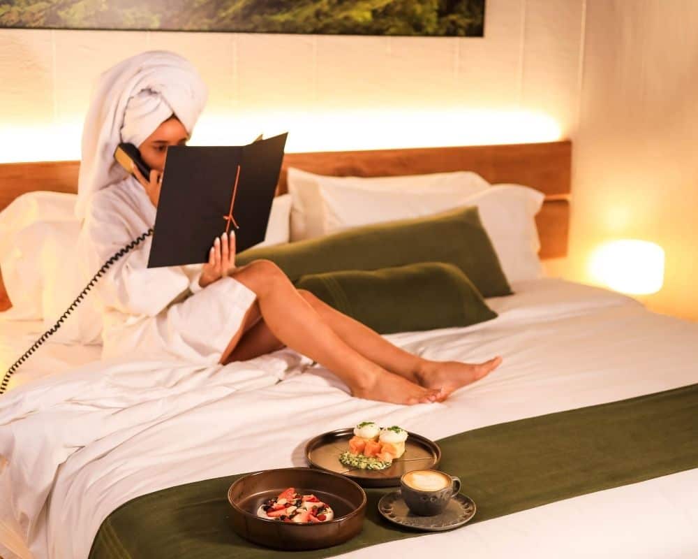 Visitor ordering room at Hotel El Zarzo Medellín