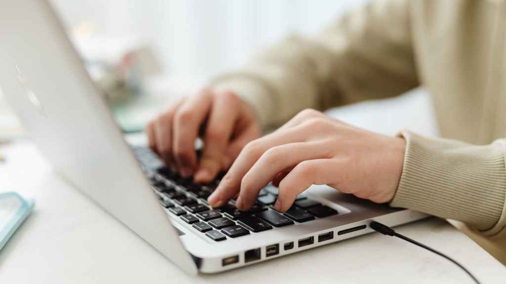 Hombre usando su laptop